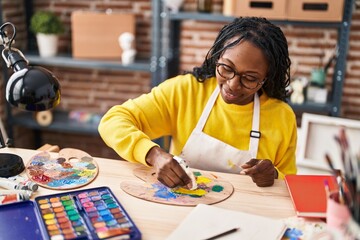 African american woman artist smiling confident mixing color at art studio - obrazy, fototapety, plakaty