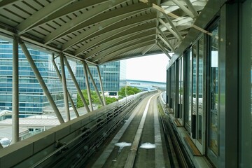 ゆりかもめ　先頭車両の窓から眺める風景