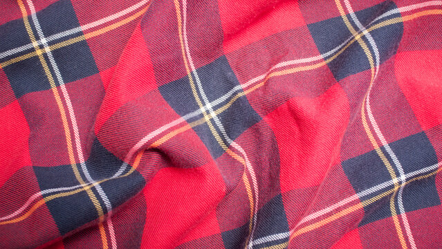 Camisa a cuadros roja arrugada