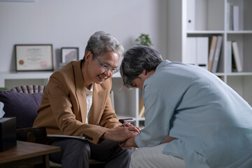 Therapist, psychologist talking and counselling to Asian patient at office during psychology treatment. - obrazy, fototapety, plakaty