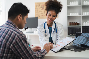 Obraz premium Doctor and patient are discussing something, just hands at the table at clinic.