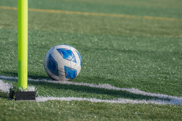 コーナーポストとサッカーボール