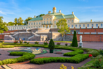 Obraz premium Grand Menshikov palace in summer in Oranienbaum (Lomonosov) park, Saint Petersburg, Russia