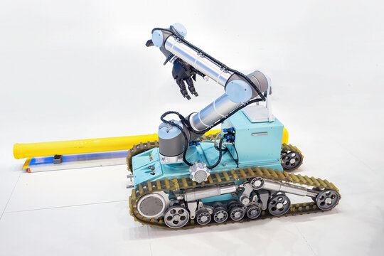 Mobile robotic complex. Robot with manipulator. Tracked radio-controlled machine. Robotics technologies. Caterpillar robot with manipulator arm. Mini robot for educational institutions