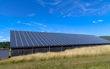 toiture agricole recouverte de panneaux solaire