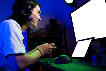 ゲームをする若い男性　ライフスタイルイメージ