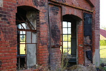 Abgebrannte Scheue eines alten verlassenen Gutshofes Backsteinhaus