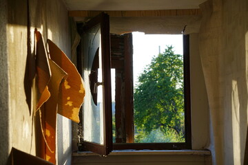 Zimmer mit Blick aus der Tür mit herunterhängenden Retro-Tapeten
