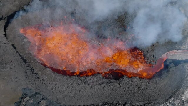 erupci&oacute;n de volc&aacute;n a vista de drone