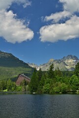 Fototapeta premium Štrbské pleso in der Hohen Tatra, Slowakei, vertikal