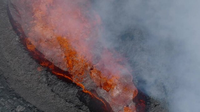 erupci&oacute;n de volc&aacute;n a vista de drone