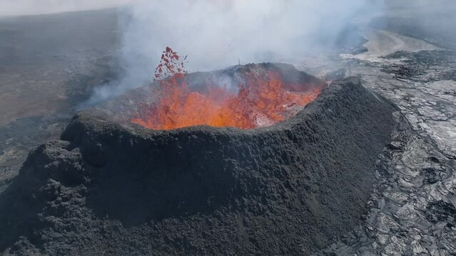 erupci&oacute;n de volc&aacute;n a vista de drone