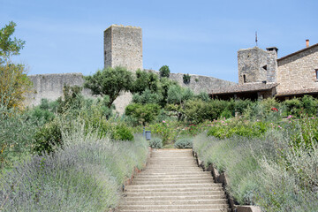 scalinata per il castello di monteriggione