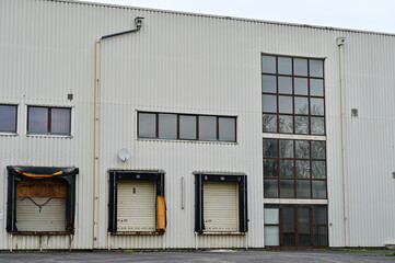 LKW-AnLieferungs-Tore an einer Lagerhalle im Gewerbegebiet, LKW-Anlieferung mit Laderampe an einer...