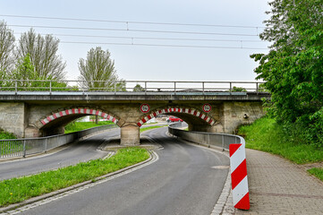 Fototapeta na wymiar Eisenbahnunterführung in Haßfurt mit zwei Brückenbögen für die Autospuren, mit geschwungenem Geländer für den Gehweg, Haßfurt, Franken, Bayern, Deutschland