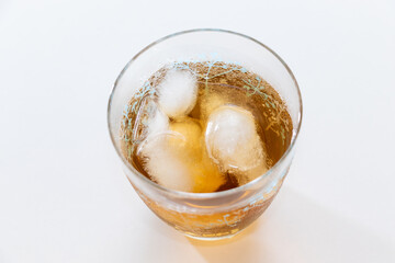 氷が入った冷たい麦茶	