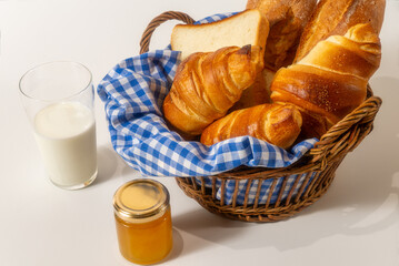 牛乳とクロワッサンと食パンとフランスパン