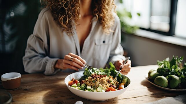 Una mujer joven irreconocible se dispone a tomar un desayuno saludable, bol con comida a base de cereales.
