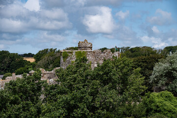 Fototapeta na wymiar Mororbier castle ruin Pembrokeshire