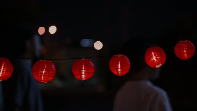日本の夜の提灯お祭りの動画　背景に人（顔無し）が通って使いやすいグラフィック素材