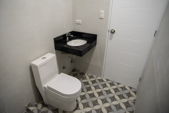 ba&ntilde;o de visitas de departamento con lavadero de color negro