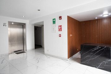 recepcion de edificio con ascensor