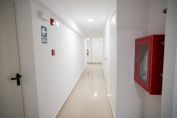 pasillo de edificio de departamentos color blanco