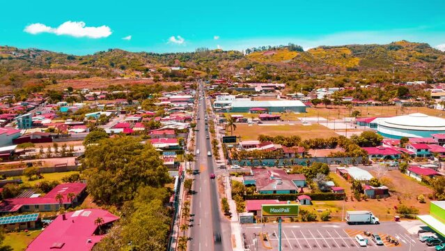 Ciudad desde el aire vuelo con drone lapso de tiempo