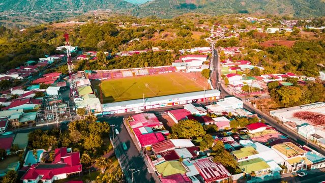 Ciudad desde el aire vuelo con drone lapso de tiempo