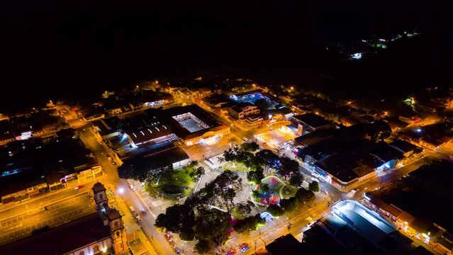 Ciudad de noche con dron lapso de tiempo