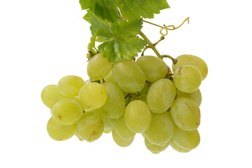 Racimo de uva blanca, con hojas, aislado en blanco