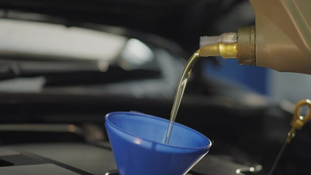 close up pour engine oil 50fps