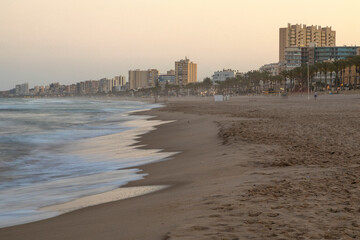 Naklejka premium Die Playa de Muchavista an der Costa Blanca bei El Campello an einem diesigen Frühlingsabend