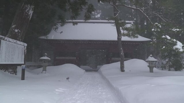 冬の出羽三山神社 随神門