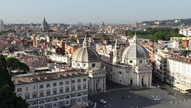Da Piazza del Popolo all'altare della Patria a Roma, Italia.
Vista aerea del centro storico di roma chiamato Tridente. La piazza,  le chiese gemelle, le cupole, via del Babuino, Via del Corso e Via di