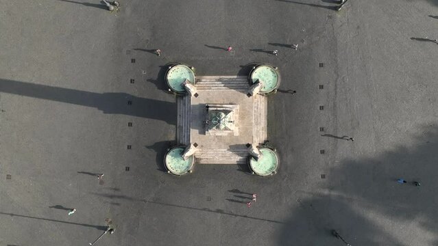 L'obelisco egizio e la fontana dei Leoni nel centro di piazza del Popolo a Roma, Italia.
Vista aerea zenitale del centro della piazza.