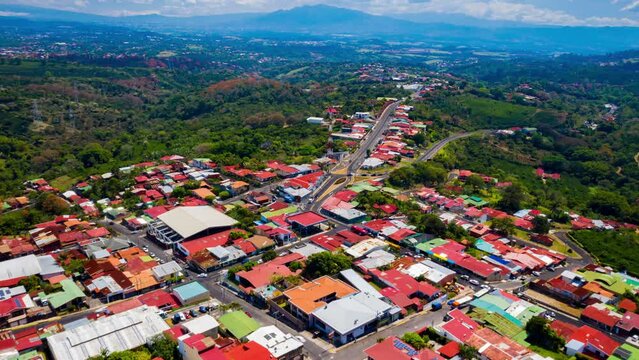 Ciudad desde el aire vuelo con dron lapso de tiempo