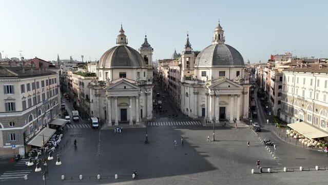 Da Piazza del Popolo all'altare della Patria a Roma, Italia.
Vista aerea del centro storico di roma chiamato Tridente. La piazza,  le chiese gemelle, le cupole, via del Babuino, Via del Corso e Via di