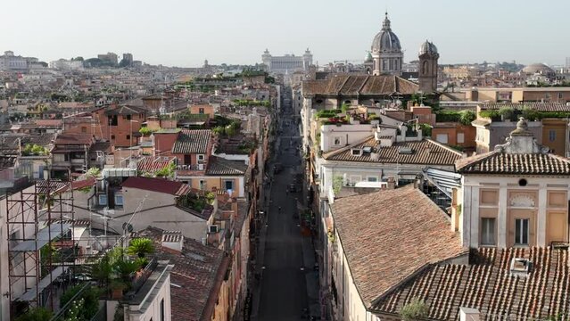 Da Piazza del Popolo all'altare della Patria a Roma, Italia.
Vista aerea del centro storico di roma chiamato Tridente. La piazza,  le chiese gemelle, le cupole, via del Babuino, Via del Corso e Via di