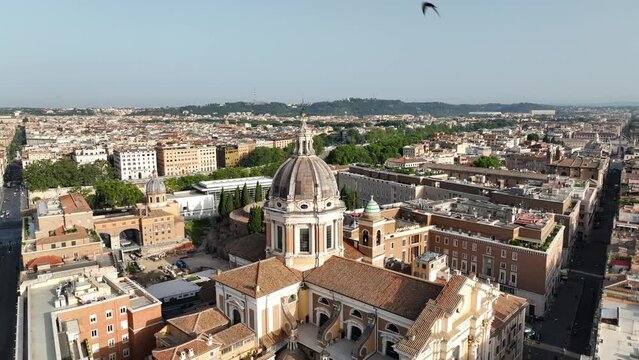 Vista aerea panoramica del centro di Roma.Il Mausoleo di Augusto, Bulgari Hotel, le cupole, itetti, il fiume Tevere.