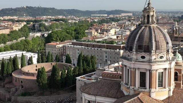 Vista aerea panoramica del centro di Roma.
Il Mausoleo di Augusto, Buogari Hotel, le cupole, itetti, il fiume Tevere.
