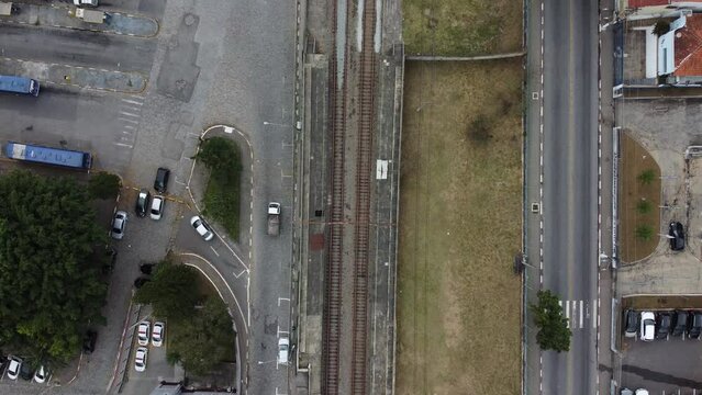 Vis&atilde;o a&eacute;rea da linha de trem na cidade de Suzano 