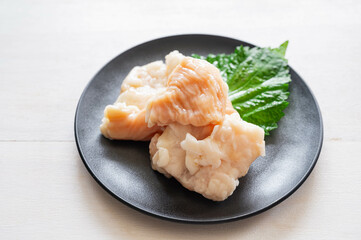 お皿に盛ったシマ腸