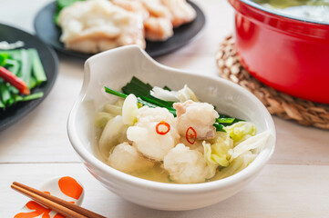 小皿に取り分けたモツ鍋