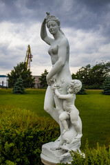 Fototapeta na wymiar statue in the park