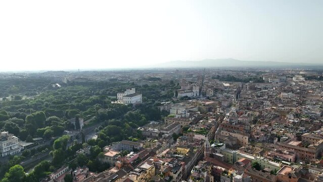 Spettacolare Vista aerea sul centro della citt&agrave; di Roma.  volando su Piazza di Spagna, Trinit&agrave; dei Monti, Villa Borghese e il Pincio.
