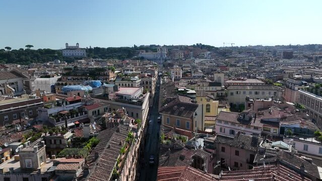 Spettacolare Vista aerea sul centro della citt&agrave; di Roma.  volando su Piazza di Spagna, Trinit&agrave; dei Monti, Villa Borghese e il Pincio.