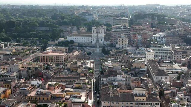 Spettacolare Vista aerea sul centro della citt&agrave; di Roma.  volando su Piazza di Spagna, Trinit&agrave; dei Monti, Villa Borghese e il Pincio.