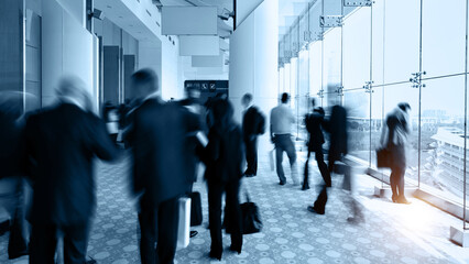 Obraz premium Business people talking and rushing in the lobby