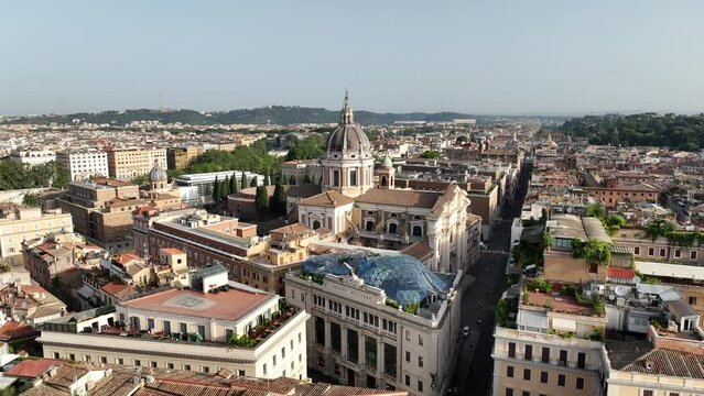 Vista aerea sul centro della citt&agrave; di Roma.  
Il drone vola sui principali monumenti del centro: Basilica santi Ambrogio e Carlo, Mausoleo di Augusto, via del Corso.